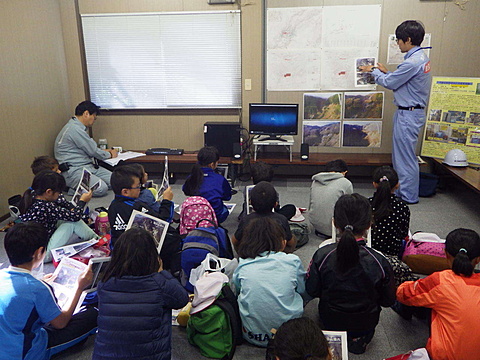 小学生無人化施工現場見学